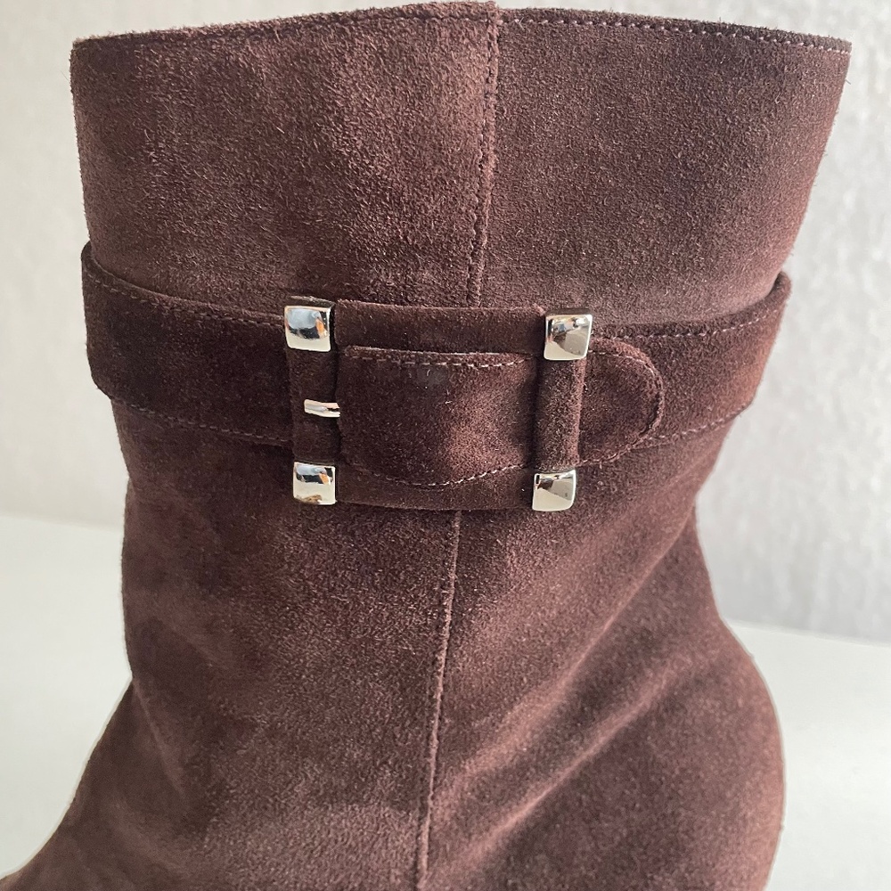 Talbots Brown Suede Ankle Boots Booties Buckle Stacked Heel Classic Size 8 1/2 - Picture 3 of 9